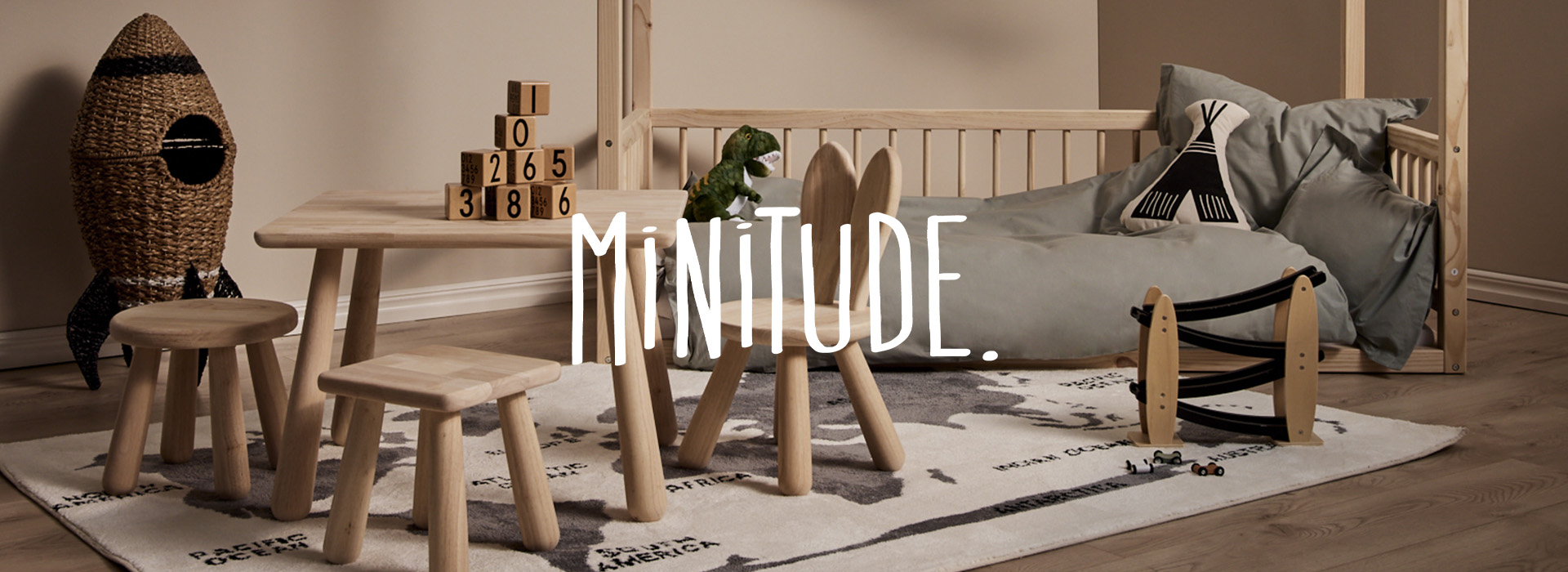 Barnrum med träbord, stolar och säng. Rakethyllor och leksaker.