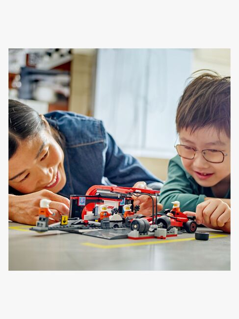 LEGO City 60443 F1 depåstopp & depåteam med Ferrari bil