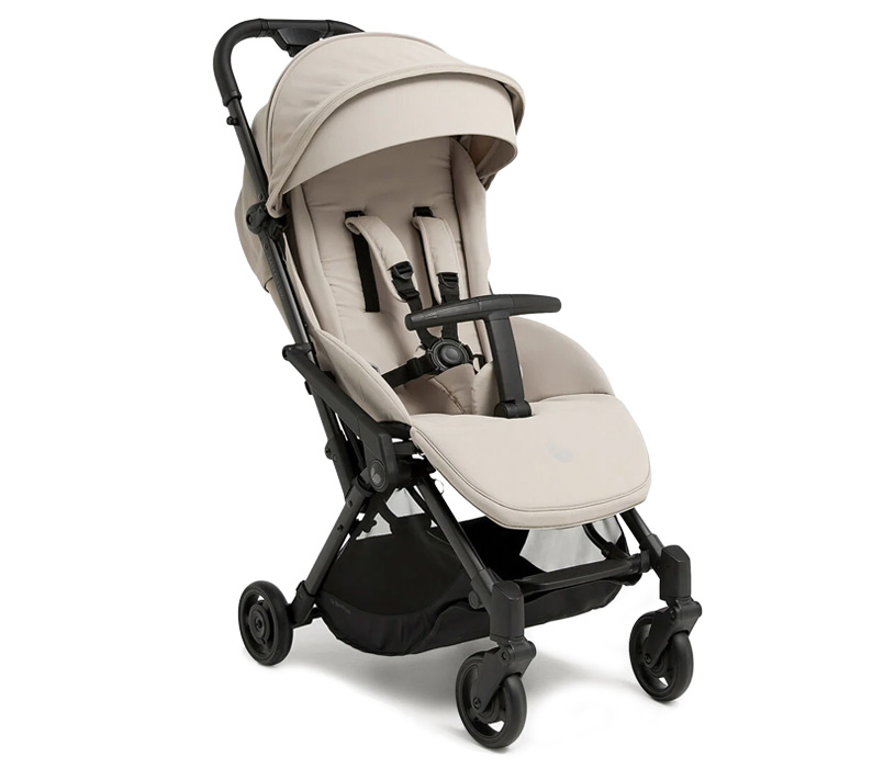 Beige barnvagn med fyra hjul och justerbart ryggstöd.