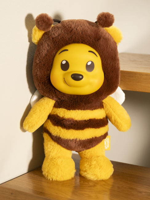 Disney YuYu Gosedjur Nalle Puh Bi 28 cm 6315871002102-1346_4c.jpg