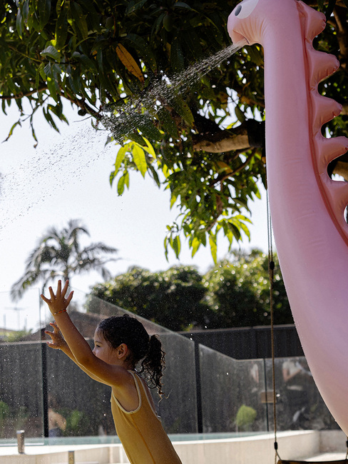 SUNNYLiFE Giant Dino  Uppblåsbar Sprinkler, Into the Wild Pink