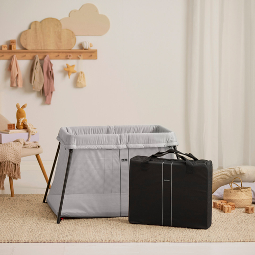 BabyBjörn Light Resesäng med Överdragslakan, Silver