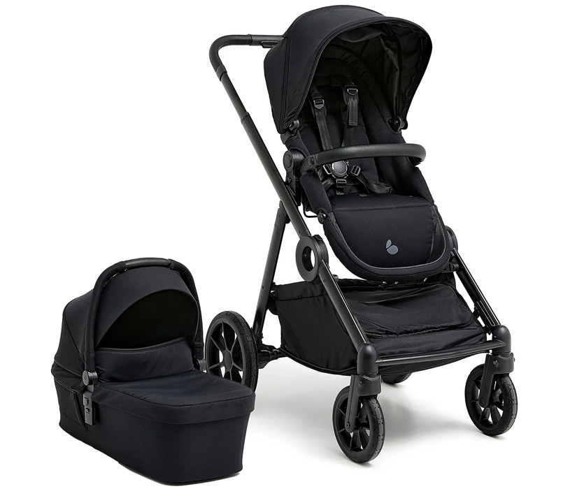 Svart barnvagn med avtagbar liggdel.