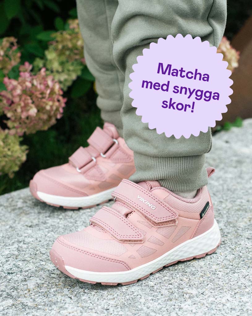 Barnsneaker i vitt och grönt på klinkergolv, text: Matcha med snygga skor!