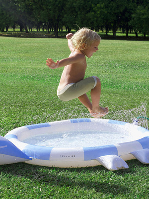 SUNNYLiFE Sprinkler Lekmatta, Into the Wild Blue