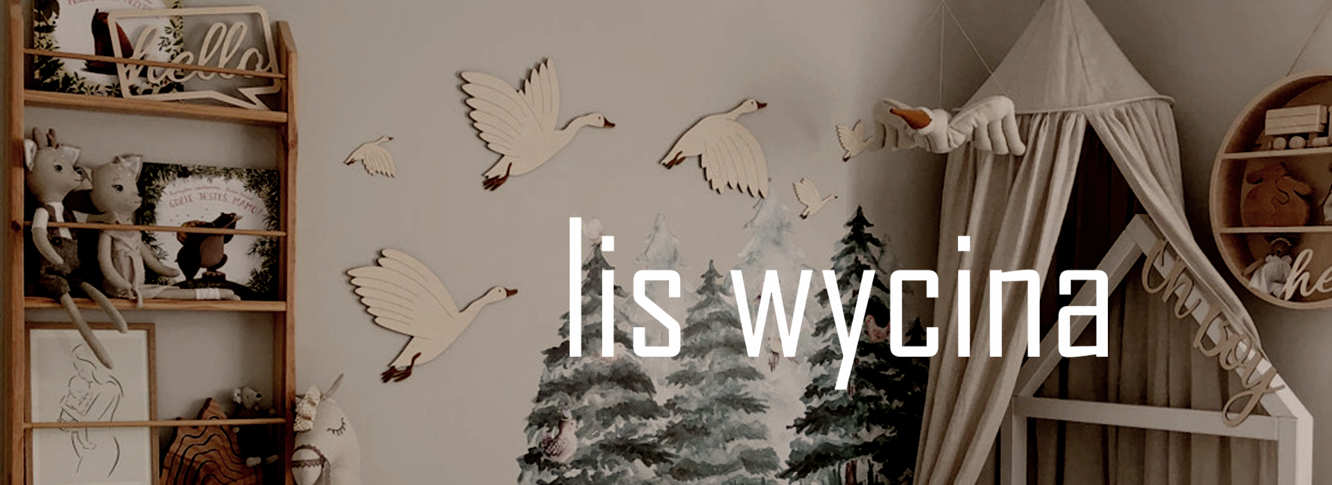 Barnrum med trädekorationer, leksaker och texten 'lis wycina'.