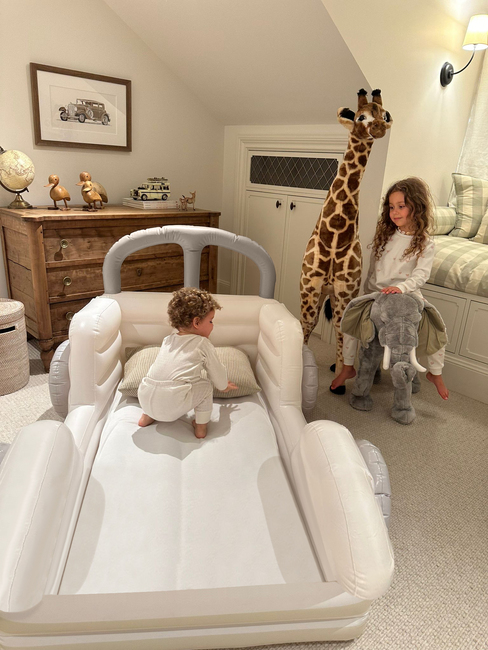 SUNNYLiFE  Uppblåsbar Barnsäng, Summer Van Sand