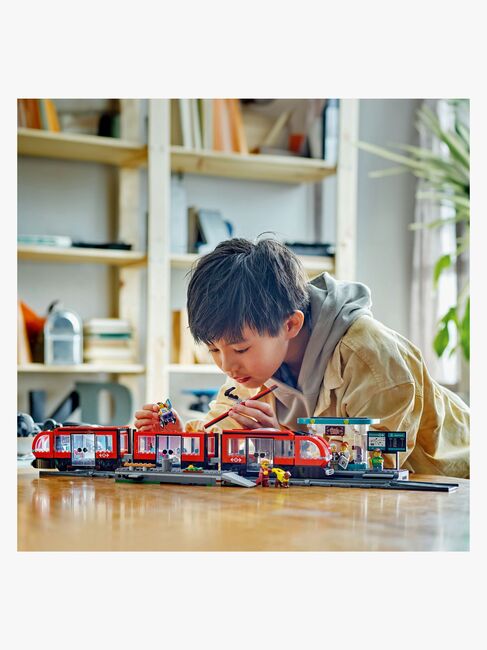 LEGO City 60423 Spårvagn och station