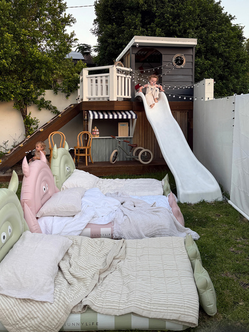 SUNNYLiFE  Uppblåsbar Barnsäng, Monster Pink