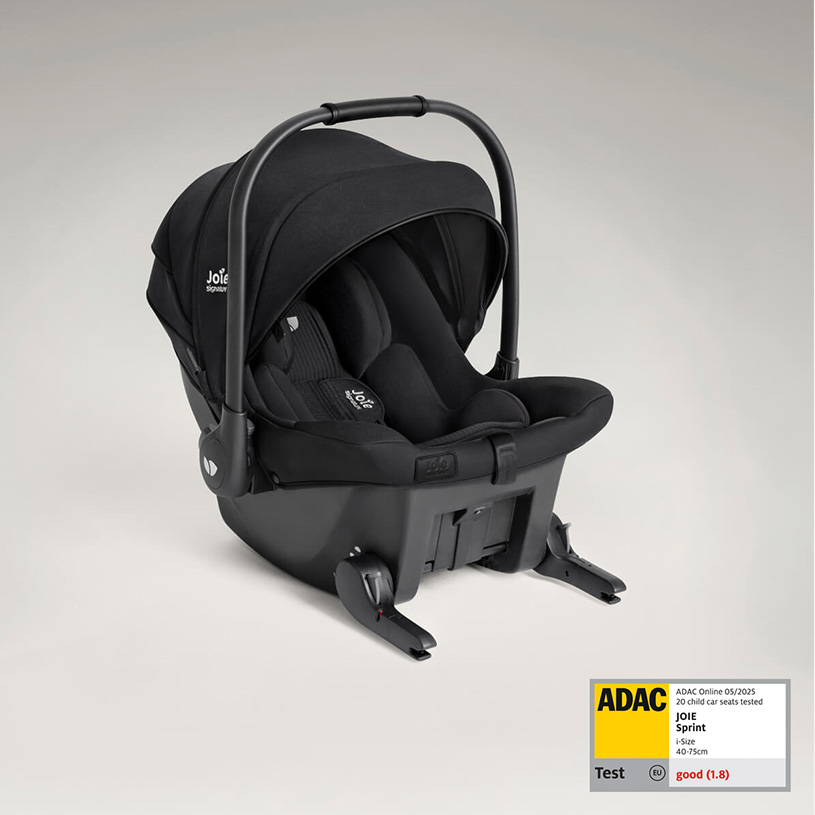 Svart bilbarnstolsbas med stödben och etikett från ADAC.