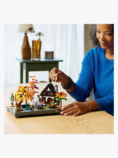 LEGO Icons 11372 Höstig stuga och trädgård
