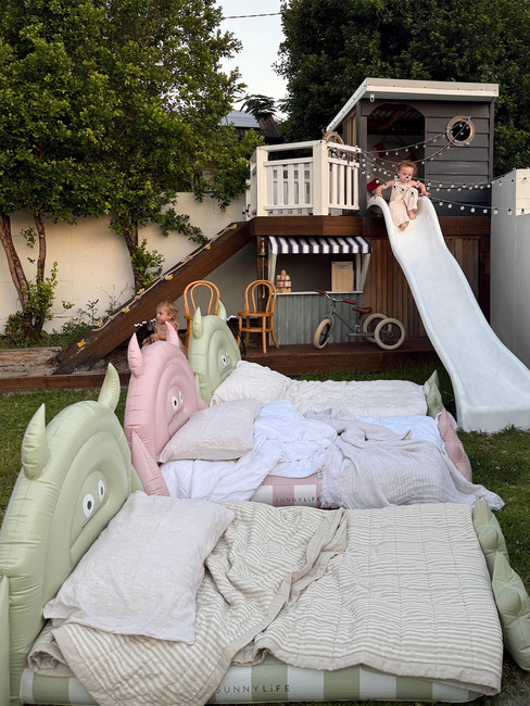 SUNNYLiFE  Uppblåsbar Barnsäng, Monster Sage