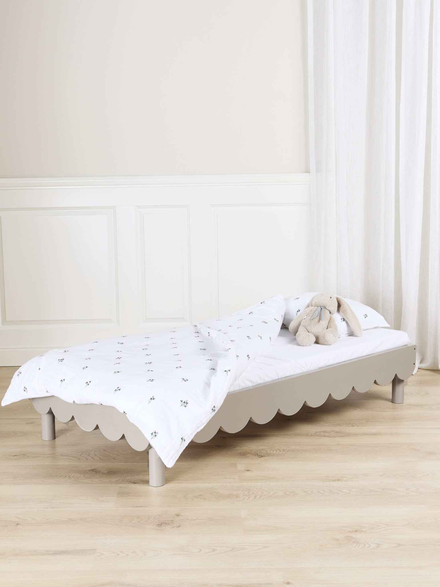 Alice & Fox Dune Juniorsäng – 100 % gummiträ med ribbotten, sage