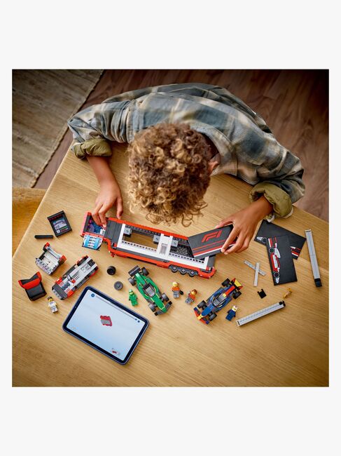 LEGO City 60445 F1 lastbil med RB20 & AMR24 F1 bilar