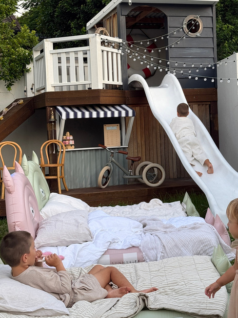 SUNNYLiFE  Uppblåsbar Barnsäng, Monster Pink