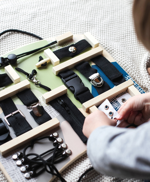 Small Foot Motorikbräda med Lås och Snören