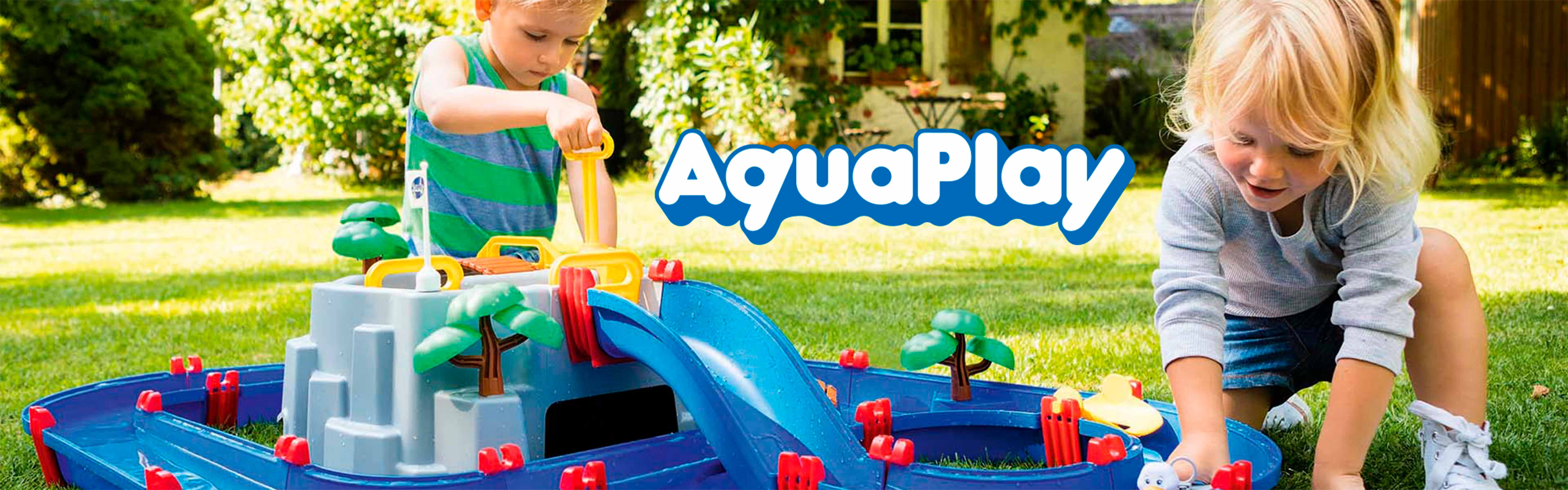 Barn leker med AquaPlay vattenset i trädgården.