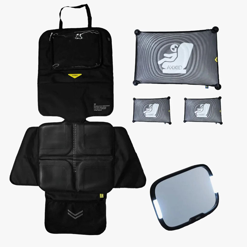 Svart bilstolsskydd med genomskinlig ficka på baksidan av säte.