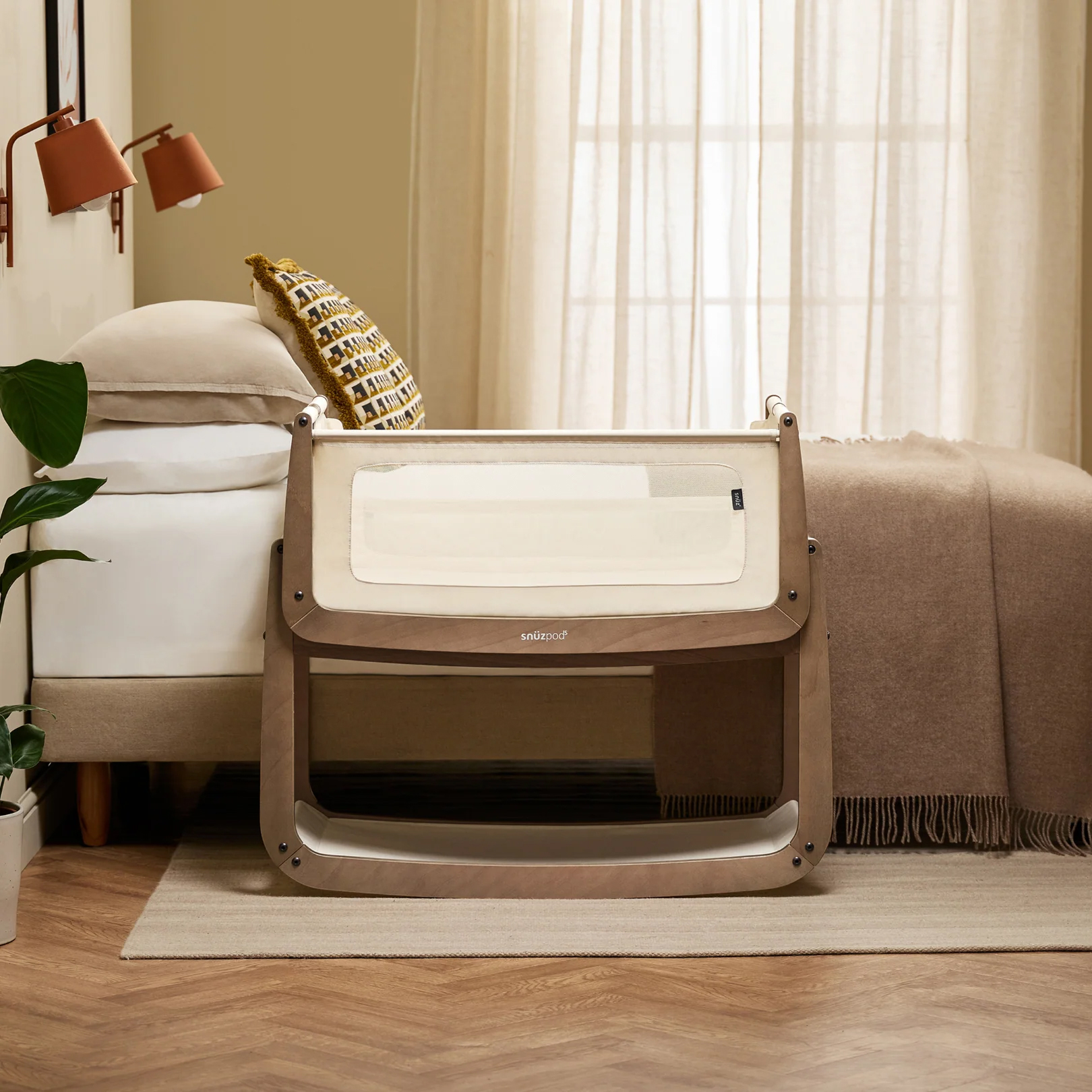 Snüz SnuzPod 5 Bedside Crib Walnut – sidesäng med gunga från nyfödd till 6 månader