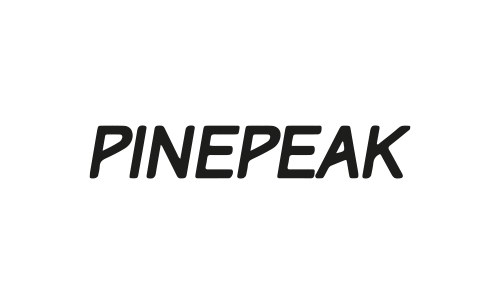 Textlogo med ordet 'Pinepeak' i svart på vit bakgrund.