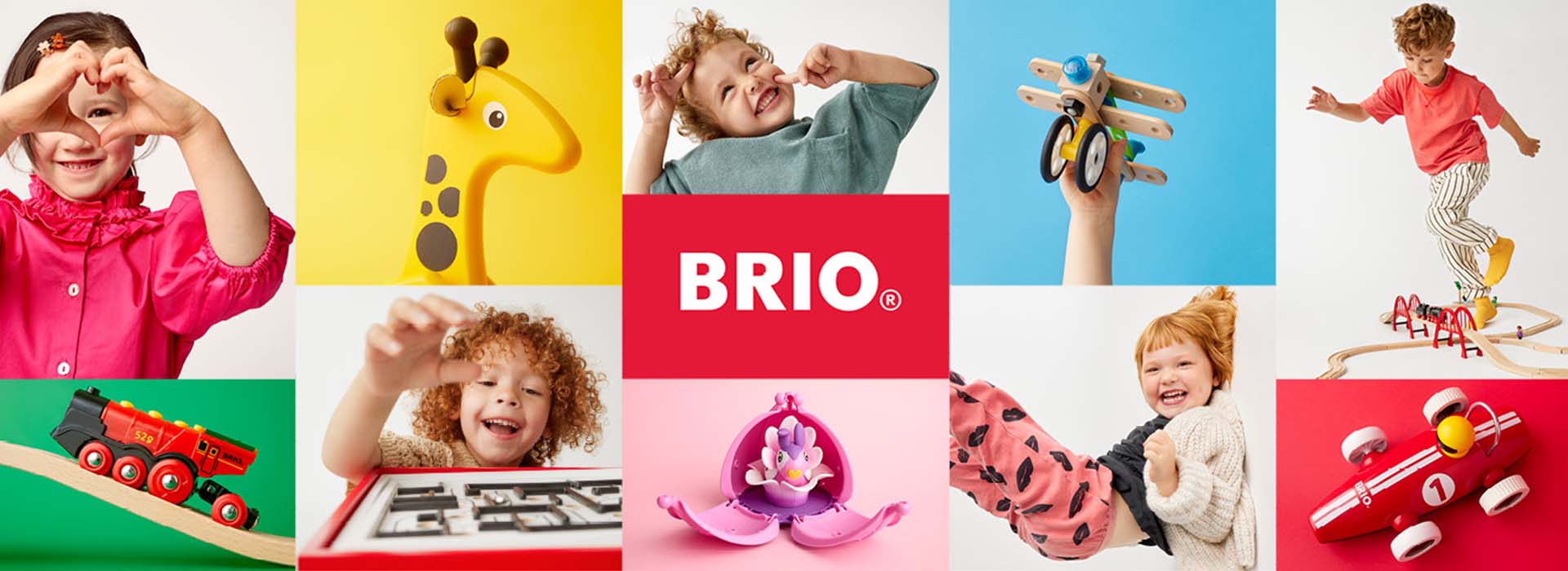 Barn leker med BRIO tågbana på vitt trägolv.