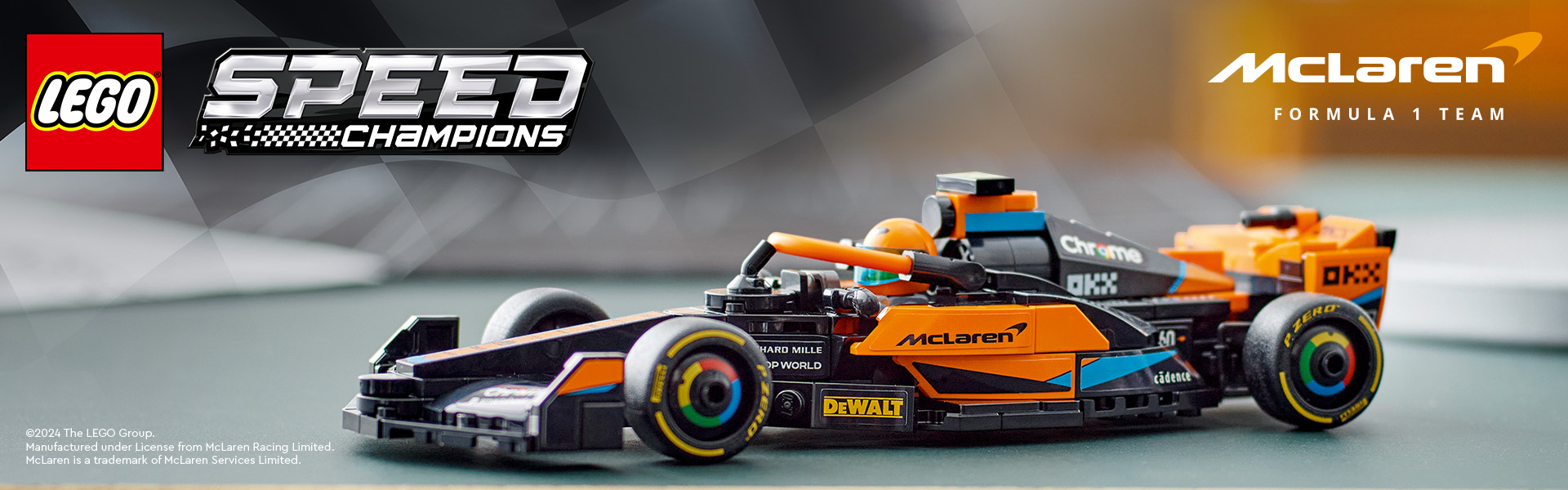 LEGO-modell av en McLaren Formula 1-bil på ett bord.