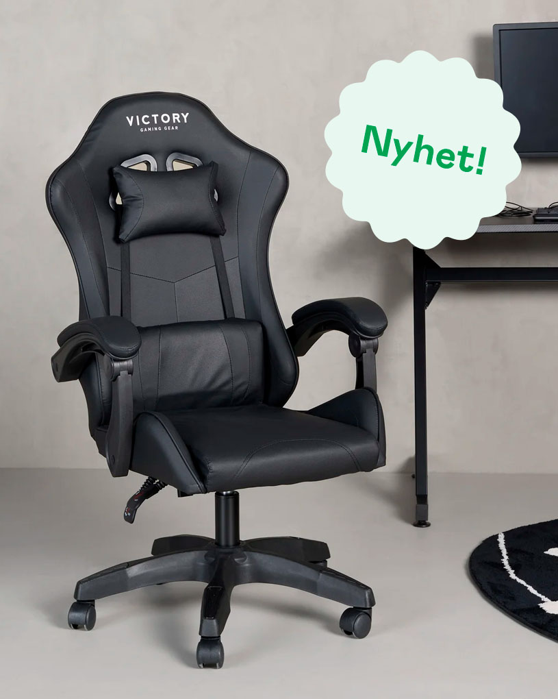 Svart gamingstol med nackkudde och texten 'Nyhet!' i en grön sky.