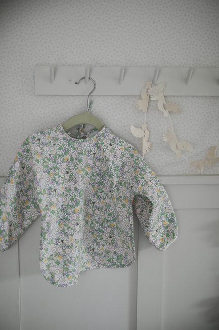 Elsa Beskow  Blomsterfesten Långärmad Haklapp