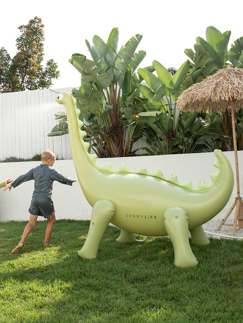 SUNNYLiFE Giant Dino  Uppblåsbar Sprinkler, Into the Wild Khaki