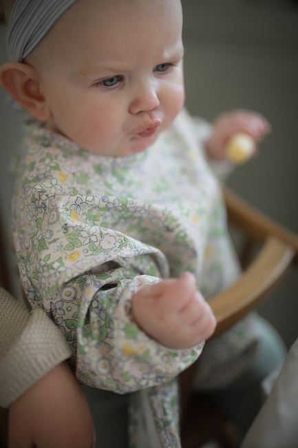 Elsa Beskow  Blomsterfesten Långärmad Haklapp