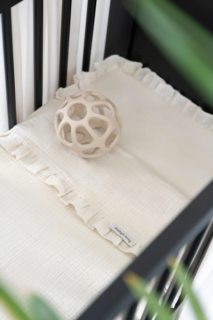 Baby's Only CALM Baby Crib Lakan med Volang 120x150, Warm Linen