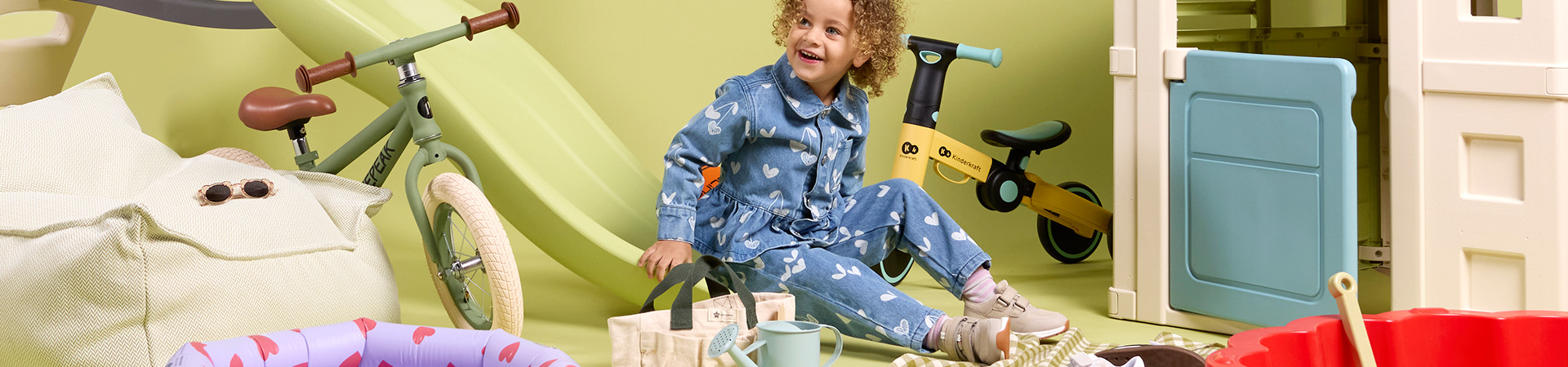 Barn leker med leksaker i ett färgglatt rum, med texten 'Vårstart'.