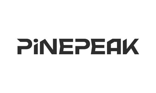 Logotyp med texten 'PINEPEAK'.