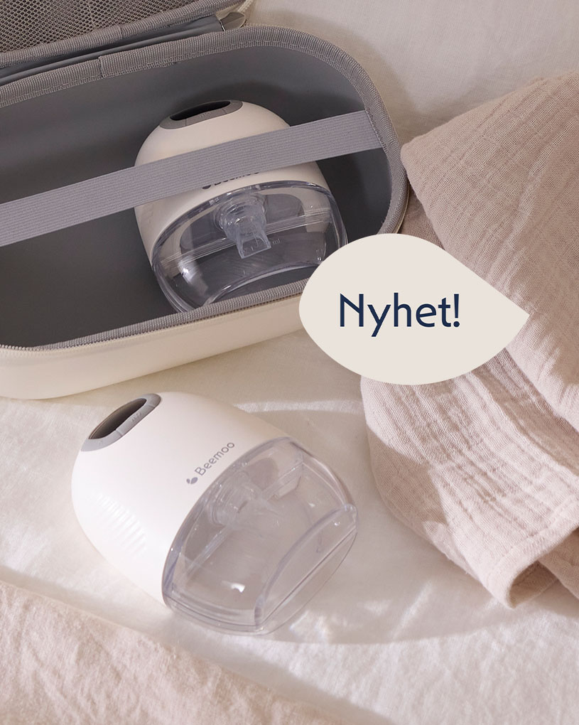 Kvinna går med barnvagn inomhus, text 'Nyhet!' framför.