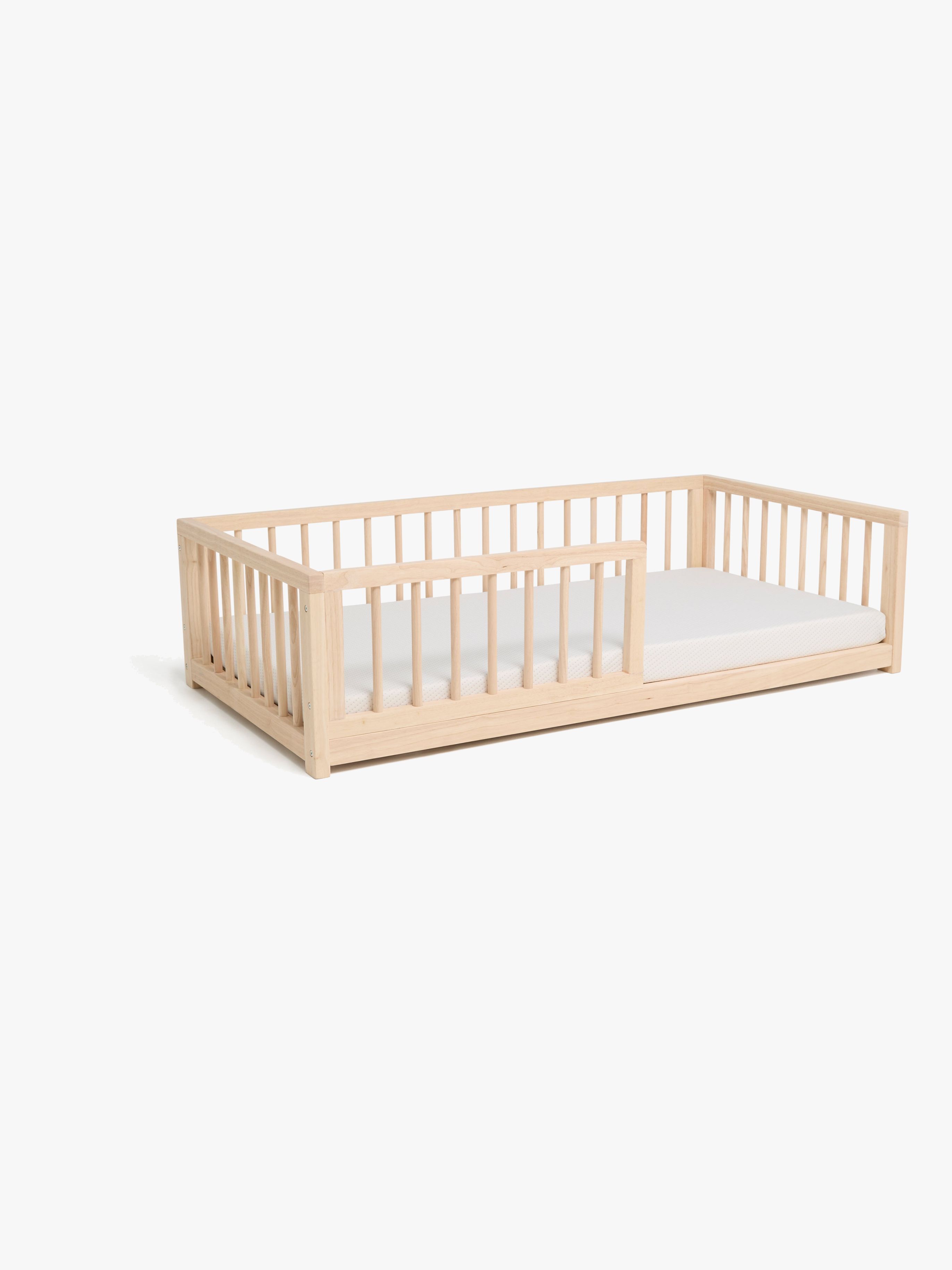 Minitude DYLAN Juniorsäng med madrass – 70×140 cm i gummiträ, från 1,5 år