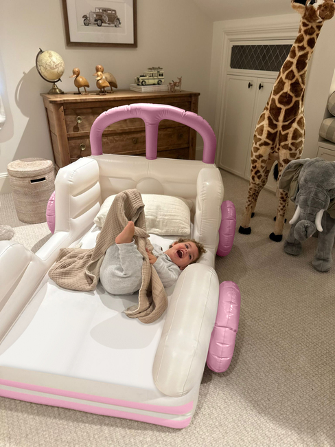 SUNNYLiFE  Uppblåsbar Barnsäng, Summer Van Candy