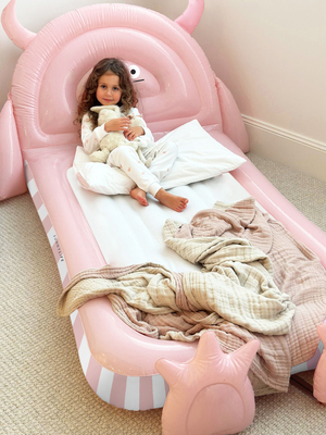 SUNNYLiFE  Uppblåsbar Barnsäng, Monster Pink