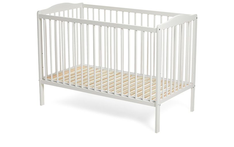 Vit spjälsäng med träbotten i neutral miljö.