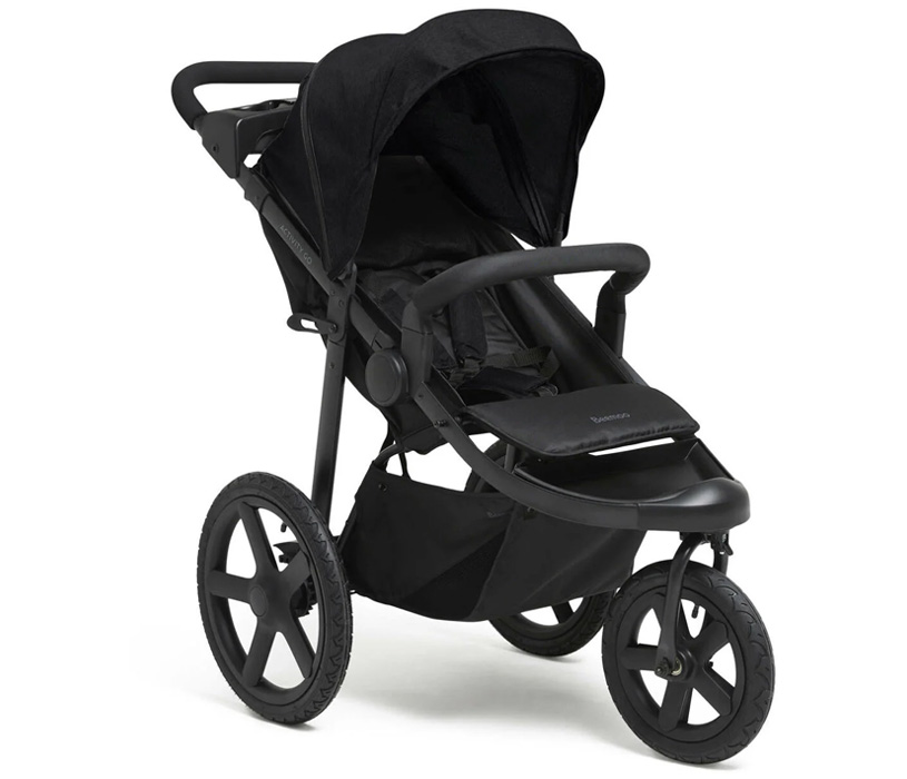 Svart trehjulig barnvagn med justerbart handtag.