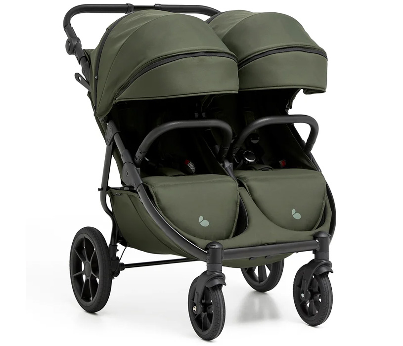 Grön dubbelbarnvagn med fyra hjul och solskydd.