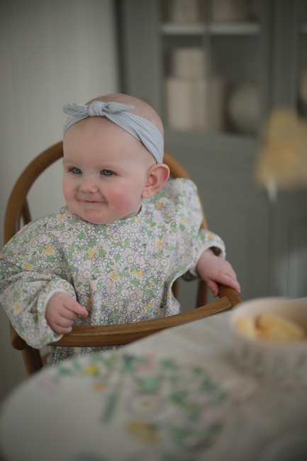 Elsa Beskow  Blomsterfesten Långärmad Haklapp