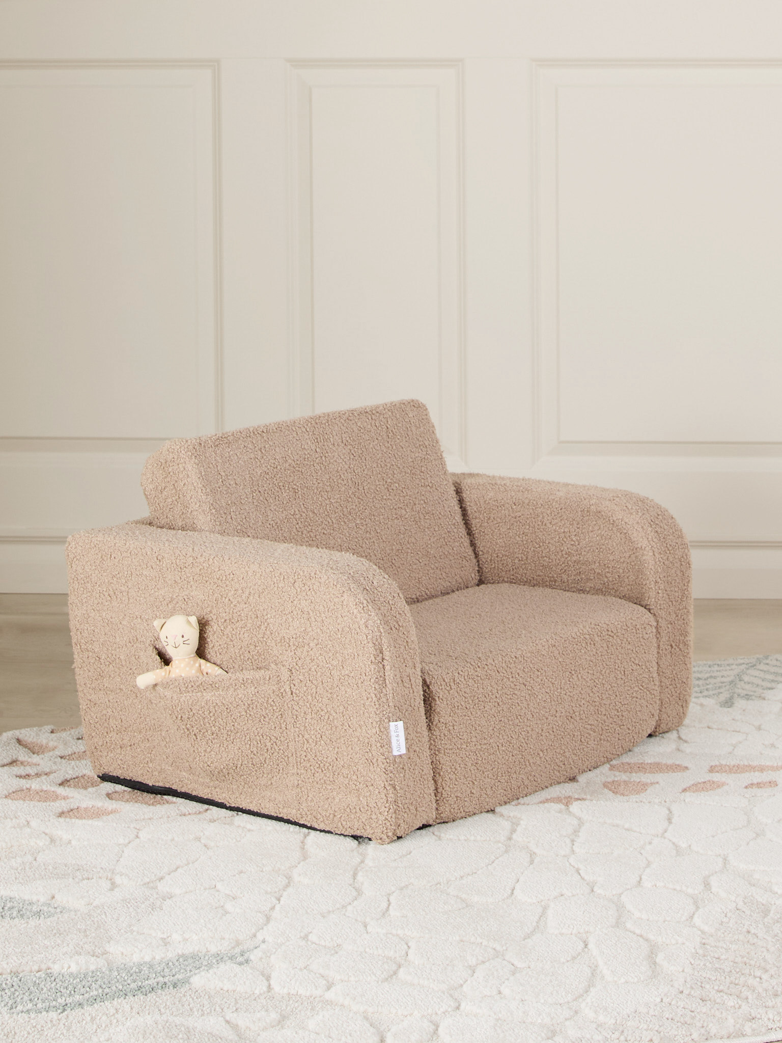 Alice &  Fox MUSHY  Vikbar Barnfåtölj, Taupe Teddy