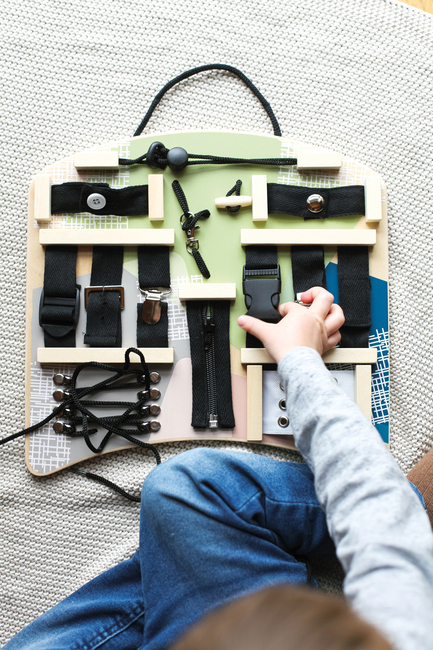 Small Foot Motorikbräda med Lås och Snören