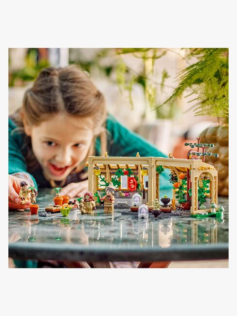 LEGO Harry Potter 76445 Hogwarts slott: lektion i örtlära