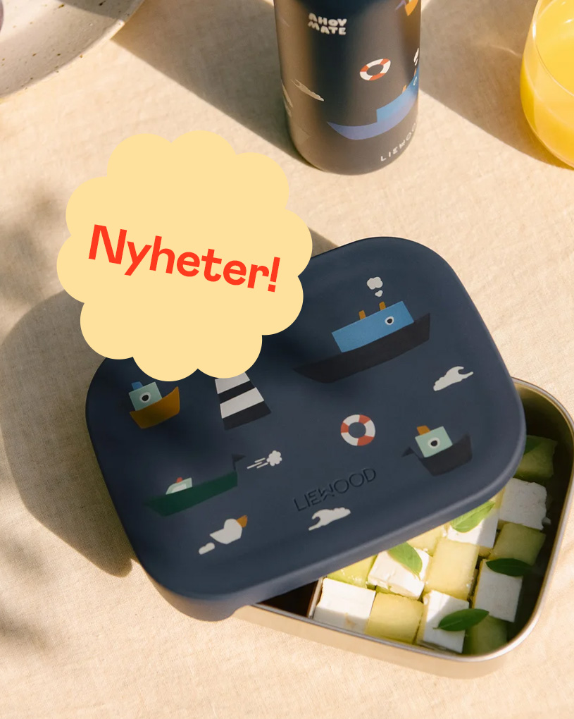 Barn äter gröt vid bord med texten 'Nyheter!'.