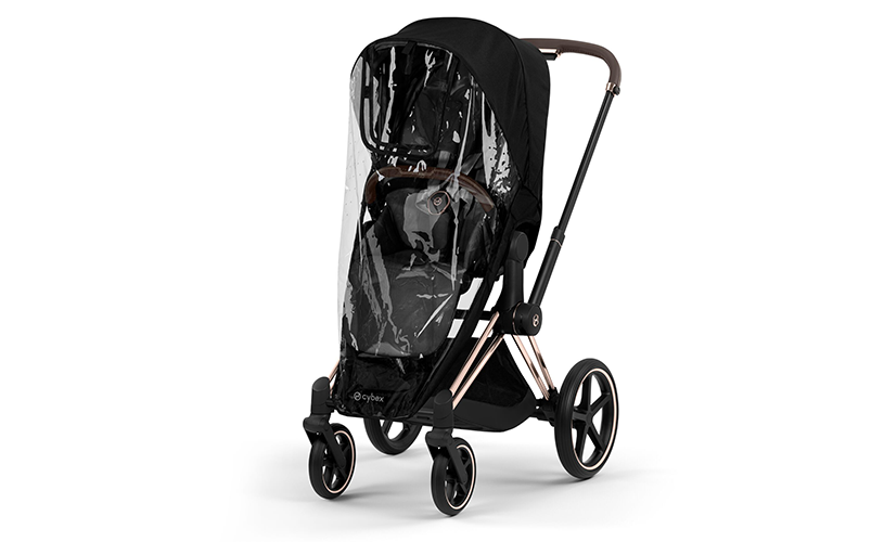 Svart Cybex barnvagn med roséguldsdetaljer, brunt handtag och genomskinligt regnskydd monterat.