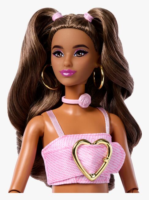 Barbie Deluxe Style Docka med Rosa Denimoutfit