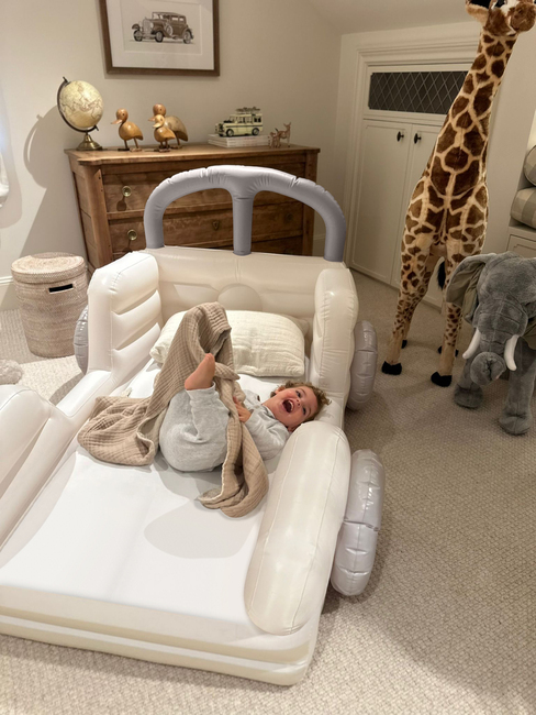 SUNNYLiFE  Uppblåsbar Barnsäng, Summer Van Sand