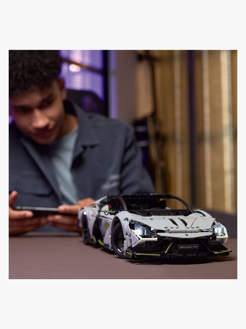 LEGO Technic 42214 Lamborghini Revuelto supersportbil