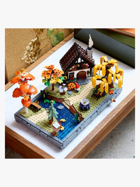 LEGO Icons 11372 Höstig stuga och trädgård